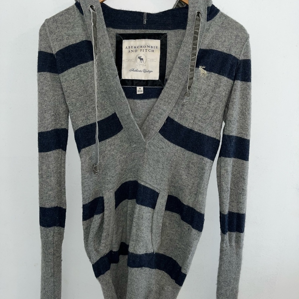 Vintage Y2K Abercrombie & Fitch V-Neck Sweater in Gray and Navy
